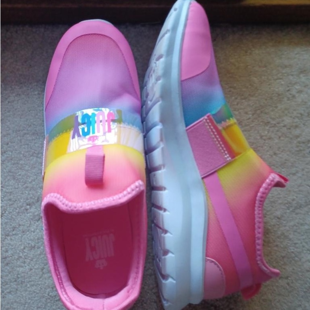 Juicy slip-on sneakers. Size 6 (big kids).
